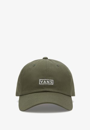 Gorra de algodón verde olivo con visera curvada y correa ajustable, que presenta un logotipo blanco de Vans bordado en la parte frontal. Diseño simple y clásico.