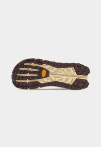 Σόλα πεζοπορικού παπουτσιού με μπεζ και σκούρο καφέ ανθεκτικό πέλμα, με πορτοκαλί λογότυπο Vibram στο κέντρο.