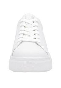 Des baskets blanches en cuir présentent une finition lisse, un bout arrondi et des lacets plats. La semelle en caoutchouc a un motif structuré pour l'adhérence.