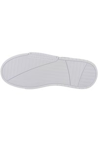 Sole di scarpa in gomma bianca con superficie testurizzata caratterizzata da motivi a onda e linee orizzontali; include il nome del marchio "TOMMY HILFIGER" impresso.