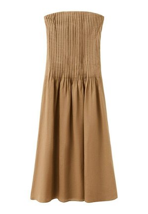 Robe midi bustier marron clair avec un corsage ajusté plissé et une jupe ample froncée.