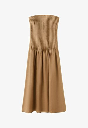 Rochie midi fără bretele, de culoare maro deschis, cu bodice conic plisat și fustă lejeră, adunată.