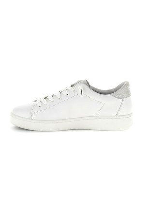 Sneaker en cuir blanc avec une finition lisse, accent sur le talon en textile gris contrastant et bout rond. Présente un design à lacets et une semelle en caoutchouc texturée.