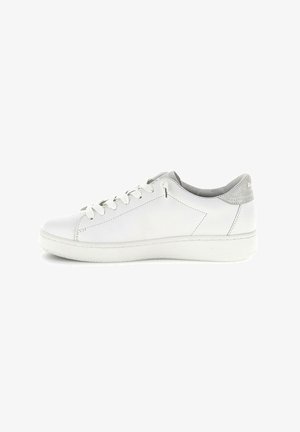 Sneaker bianca in pelle con una finitura liscia, accentuazione in tessuto grigio sul tallone e punta rotonda. Presenta un design con lacci e suola in gomma testurizzata.