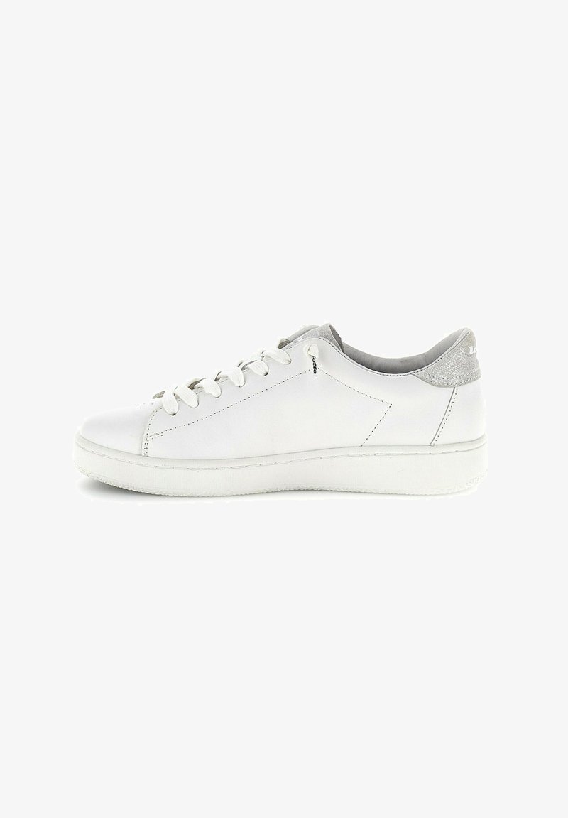 Sneaker bianca in pelle con una finitura liscia, accentuazione in tessuto grigio sul tallone e punta rotonda. Presenta un design con lacci e suola in gomma testurizzata.