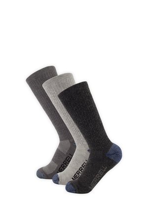 Trois paires de chaussettes Merrell mi-mollet en différentes nuances de gris avec des orteils et talons renforcés, disposées côte à côte.