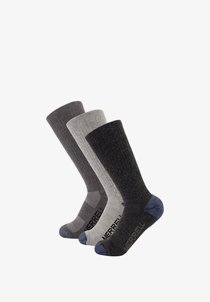 Trois paires de chaussettes Merrell mi-mollet en différentes nuances de gris avec des orteils et talons renforcés, disposées côte à côte.