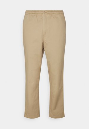 Pantaloni in cotone beige con cintura elastica e chiusura a bottone, caratterizzati da un design a gamba dritta e dettagli di cucitura minimi.