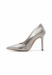 Décolleté alta in pelle metallizzata argento con punta affilata, tacco stiletto sottile e lati scoperti, caratterizzata da una finitura liscia e lucida.