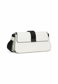 Bolso cruzado de cuero blanco con correa negra. Presenta un cierre de solapa, un diseño rectangular elegante y costuras en contraste a lo largo de los bordes.