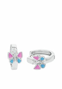 Aretes de aro de plata con acentos de esmalte en forma de mariposa en tonos rosa y azul sobre un fondo blanco.