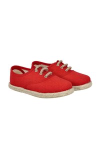 Zapatillas de lona rojas con un acabado texturizado, que presentan dos ojales para los cordones, una estructura sin forma y una suela de yute natural.