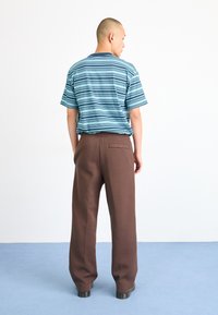 Nike Sportswear TAILORED - Treniņtērpa apakšdaļas - baroque brown/(baroque brown)