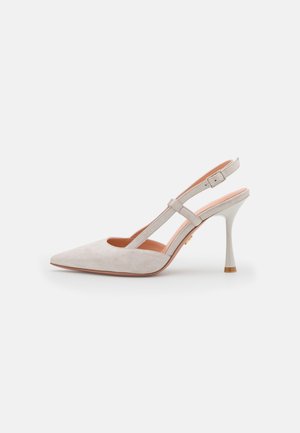 Beige ruskindspids slingback pumps med tynd justerbar ankelrem og tynd, flaret hæl.