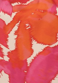 Tissu coloré présentant des coups de pinceau abstraits et audacieux dans des tons de rouge, orange et rose sur un fond crème, mettant en valeur une texture lisse.