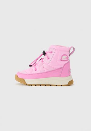 Stivale invernale alto impermeabile rosa con linguetta, lacci con toggle, suola beige e logo Sorel di lato, su uno sfondo semplice.