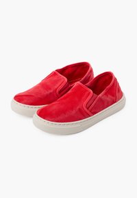 Rode instapschoenen met een gladde textuur, elastische zijpanelen en een witte rubberen zool. Kenmerkt minimale stiksels en een rond teenontwerp.