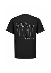 Svart bomulls T-shirt med ordet "YUNGBLUD" i förvrängda vita bokstäver på baksidan. Korta ärmar och standard rundad halsringning.