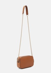 Bolso cruzado de cuero marrón con correa de cadena dorada, forma rectangular, cierre de cremallera y bordes cosidos para mayor durabilidad y textura.