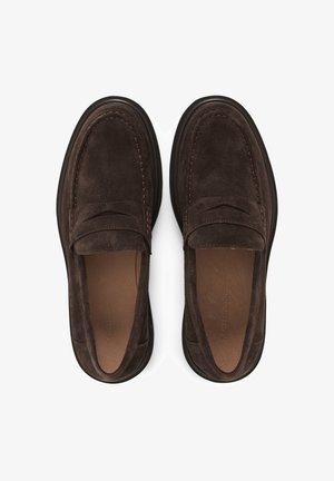 Pereche de mocasini maro închis din piele întoarsă, cu tălpi interioare din piele, vârfuri rotunjite și tălpi exterioare negre din cauciuc, văzuți de sus pe un fundal alb.