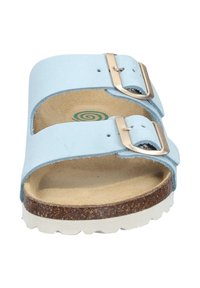 Jasnoniebieski skórzany sandał typu slide z dwoma metalowymi klamrami, profilowaną wkładką i białą gumową podeszwą z wzorem. Płaski design z otwartymi bokami.