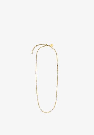 Zarte Goldkette mit gleichmäßig verteilten kleinen weißen Perlen und einem runden Markenverschluss-Charm.