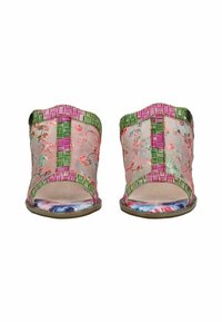 Open-toed sandalen met een bloemmotief bovenkant in pastelkleuren, versterkt met groene en roze gevlochten banden. Geprofileerde binnenzool met grafisch ontwerp.