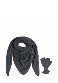 Donkergrijze gebreide sjaal met een gestructureerd patroon, vergezeld van bijpassende vingerloze handschoenen. Beide hebben leren accenten en een comfortabele uitstraling.