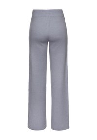 Pilkos plataus kojų kelnės su vienodo audinio struktūra ir elastinga juosmeniu, pasižyminčios paprastu dizainu ir be matomų raštų ar detalių.
