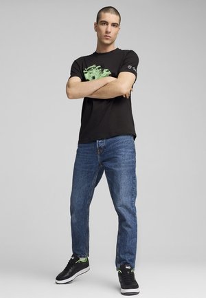 MERCEDES-AMG PETRONAS F1® ESS CAR GRAPHIC - Triko s potiskem - black