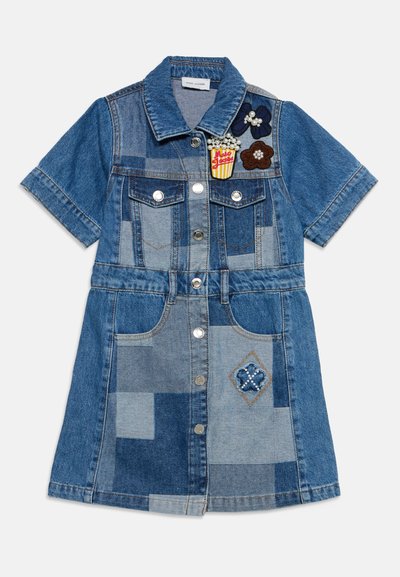 Φόρεμα από denim patchwork με κοντά μανίκια, κουμπιά μπροστά, τσέπες στο στήθος και διακοσμητικά μπαλώματα λουλουδιών και ποπ κορν στο πάνω δεξί μέρος.
