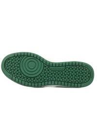 Suola di scarpa in gomma verde caratterizzata da un motivo circolare al centro, battistrada testurizzato per una migliore aderenza e la scritta "GUILTY PLEASURE" impressa lungo il bordo.