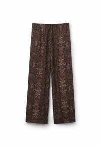 Pantalones anchos marrones con un patrón de estampado de serpiente, banda elástica en la cintura y textura de tela suave. Sin hardware ni acentos visibles.