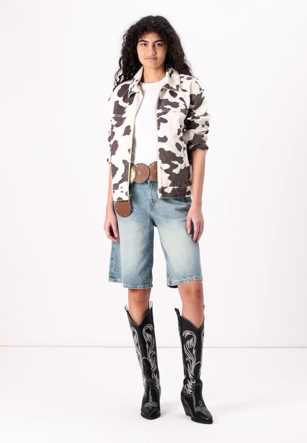 CLEAN ZIP FRONT JACKET COW PRINT - Denim jacket2