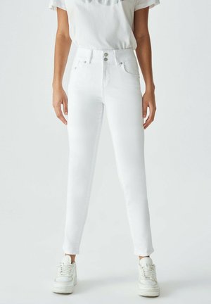White high-waisted jeans with a slim fit, two front pockets, and two back pockets, styled with a white t-shirt and white sneakers.
