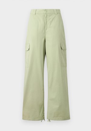 Pantaloni cargo verde chiaro con gambe larghe, realizzati in cotone. Presentano due tasche laterali e una chiusura con bottone. Texture liscia e design casual.