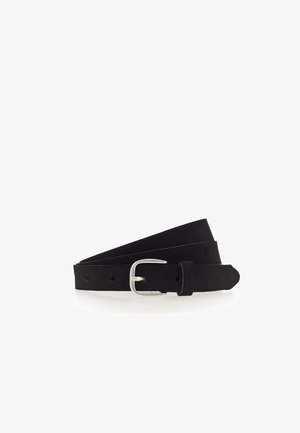 Ceinture en daim noir avec boucle rectangulaire en argent, plusieurs trous d'ajustement et un passant sur fond blanc.