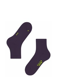 Calzini alla caviglia viola con polsini a costine e testo in neon verde a contrasto "FAKE" e "R" su ciascun calzino. Texture liscia, forma standard.