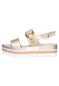 Beige Leder-Plateausandalette mit metallicgoldenen Akzenten, verstellbarem Schnallenriemen und einer strukturierten weißen Sohle, die ein geschichtetes Design aufweist.