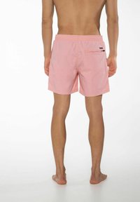 Roze zwemshorts met een elastische tailleband en achterzak, met een gladde textuur en een ontwerp dat tot halverwege de dij komt.