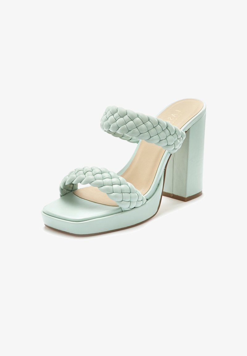 Sandale à talons hauts vert menthe pâle avec deux straps tressés, bout carré et un large talon bloc. Fini lisse avec une semelle intérieure rembourrée.