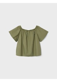 Blusa verde oliva, scollata sulle spalle con maniche corte e larghe. Presenta un collo arricciato e una vestibilità morbida. Realizzata in tessuto leggero.