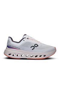 Laufschuh mit einem weißen Mesh-Obermaterial, lila Akzenten und einer markanten Sohle mit Ausschnitten. Rote Außensohle. Schnürverschluss.