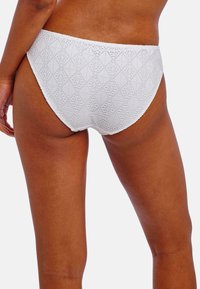 Bas de bikini blanc avec un motif en diamant texturé, couleur unie et bords sans couture, conçu pour un ajustement confortable.