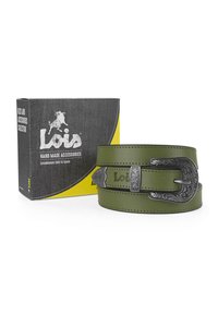 Cinturón de cuero verde con una hebilla decorativa en tono plateado y detalles grabados, presentado en una caja negra y amarilla etiquetada como "Lois."
