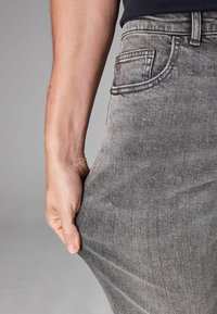 Next CLASSIC STRETCH - Blugi drepți - grey washed