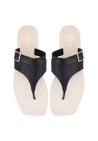 Zwarte sandalen met verstelbare band, platte zool en teenpostontwerp. Gouden merklogo zichtbaar op de inlegzool. Gladde matte textuur.