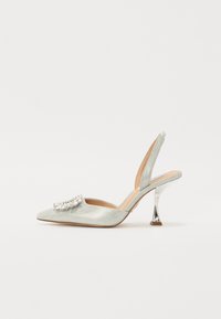 Sølvglitrende slingback-sko med spiss tå, dekorativ krystallaksent og metallisk stiletto-hekk. Glatt tekstur.