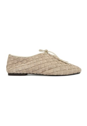 Zapato plano de ante tejido beige con punta redonda, suela delgada y cordón decorativo anudado en la parte superior.