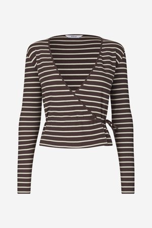 Brūna un krēmkrāsas svītraina garroku wrap topi ar dziļu V-veida izgriezumu un jostu viduklī, izgatavota no ribotās auduma.